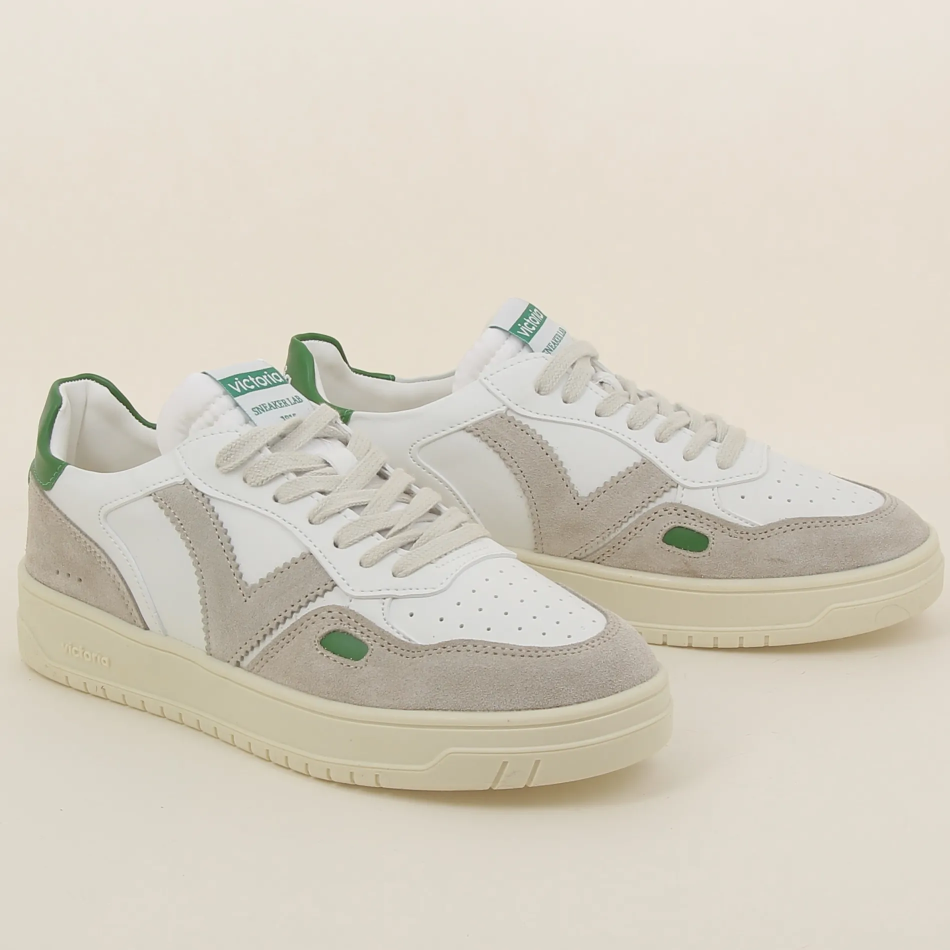 victoria__e_3-3.webp Victoria /1257104 e24 vert Sale